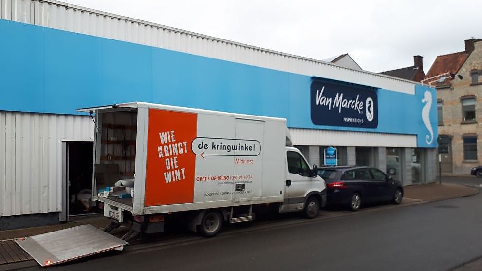 Van Marcke fait don du matériel de son showroom au Kringwinkel