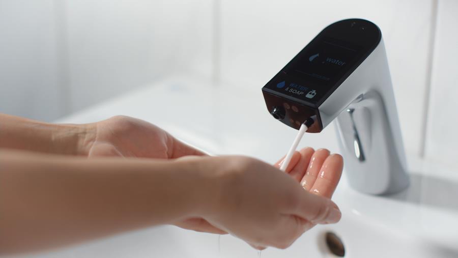Un robinet de lavabo sans contact avec distributeur de savon intégré