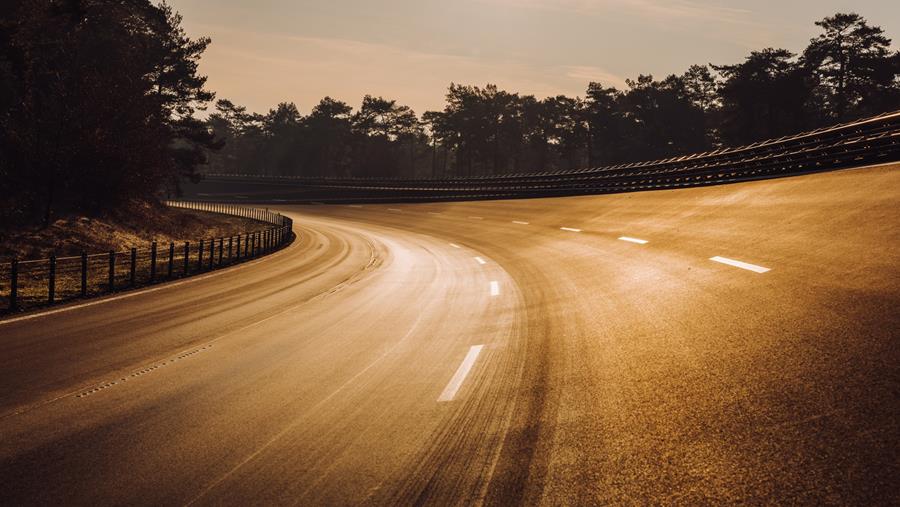 Rij mee over het vernieuwde snelheidsovaal van Ford Lommel