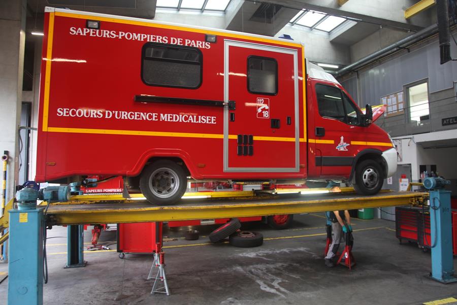 Les sapeurs-pompiers de Paris réparent leurs propres véhicules à Voluceau