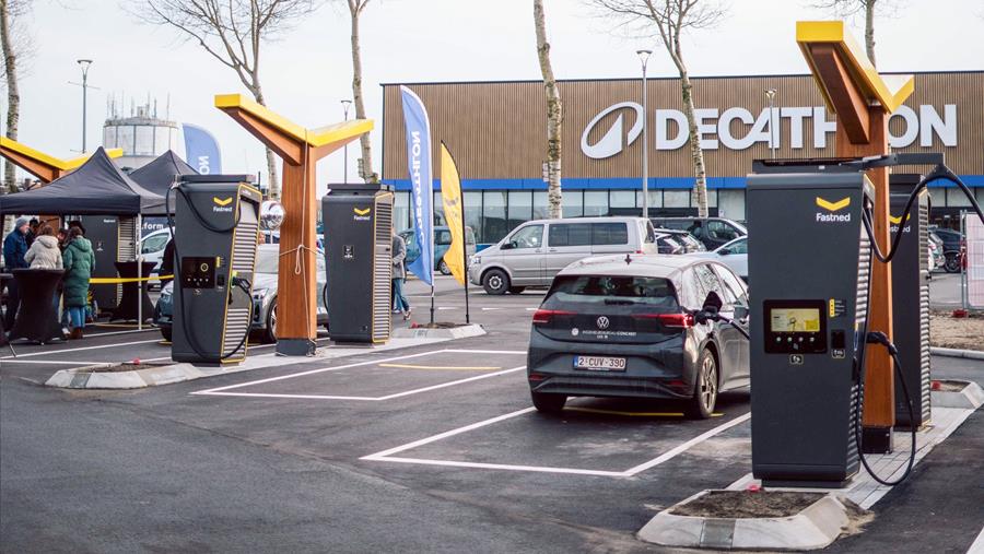 Fastned ouvre la première station de recharge rapide en partenariat avec Decathlon à Courtrai