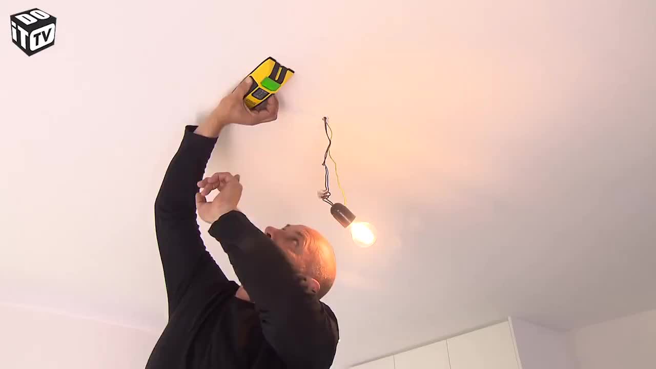 Hoe detecteer je leidingen in het plafond?